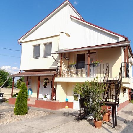 Apartmán Napsugar Vendeghaz Tiszaújváros Exteriér fotografie