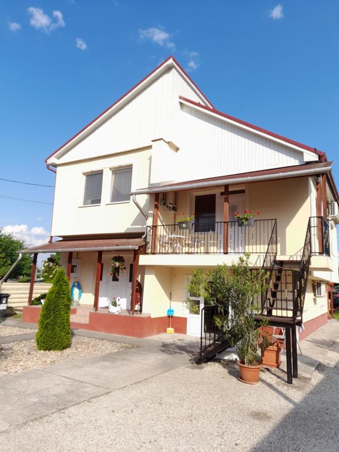 Apartmán Napsugar Vendeghaz Tiszaújváros Exteriér fotografie